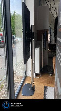 Monitor 55 do witryny na stojaku