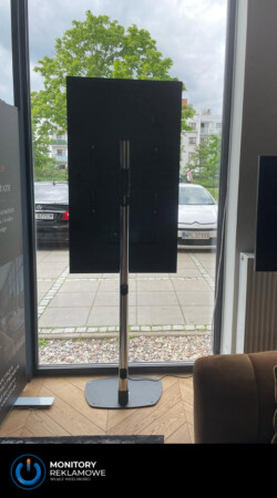 Monitor 55 do witryny na stojaku