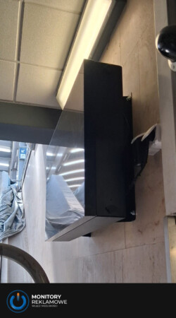 Monitor zewnętrzny 55 cali montaż scienny